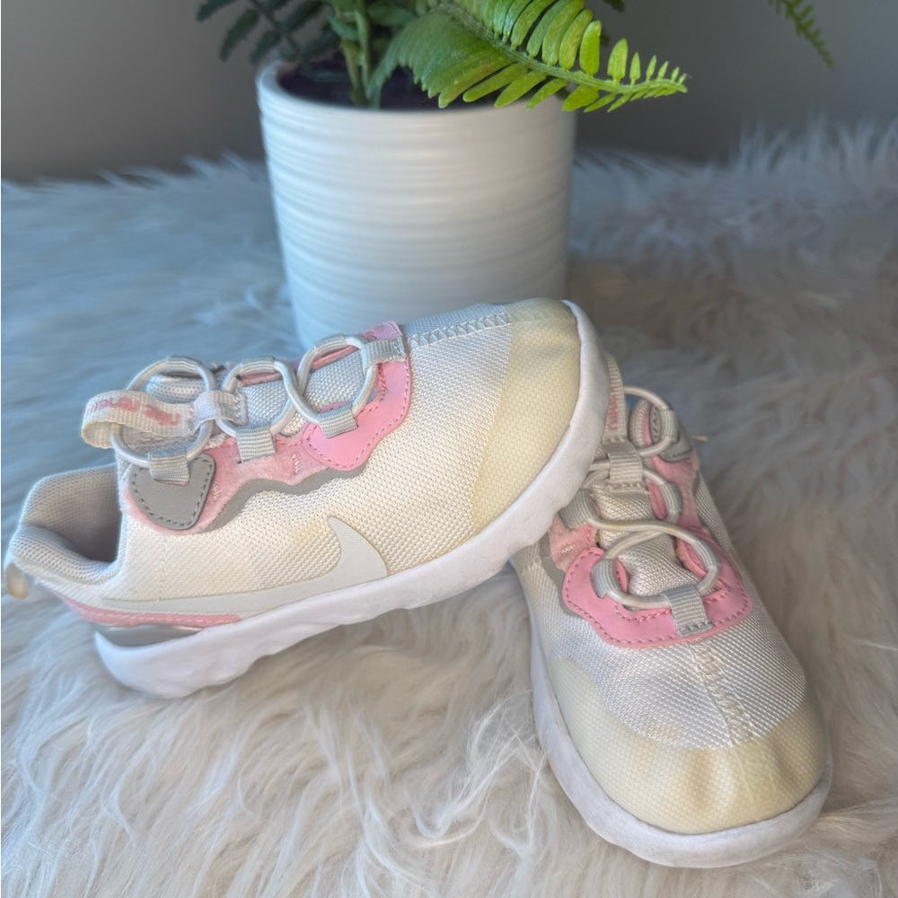 Nike Kids Sneakers in White and Pink